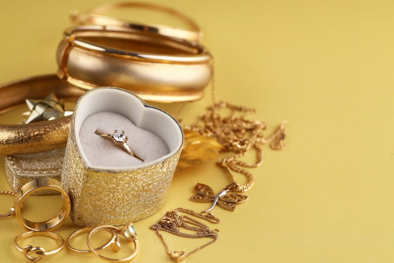 Bijoux anciens disposés sur une surface claire